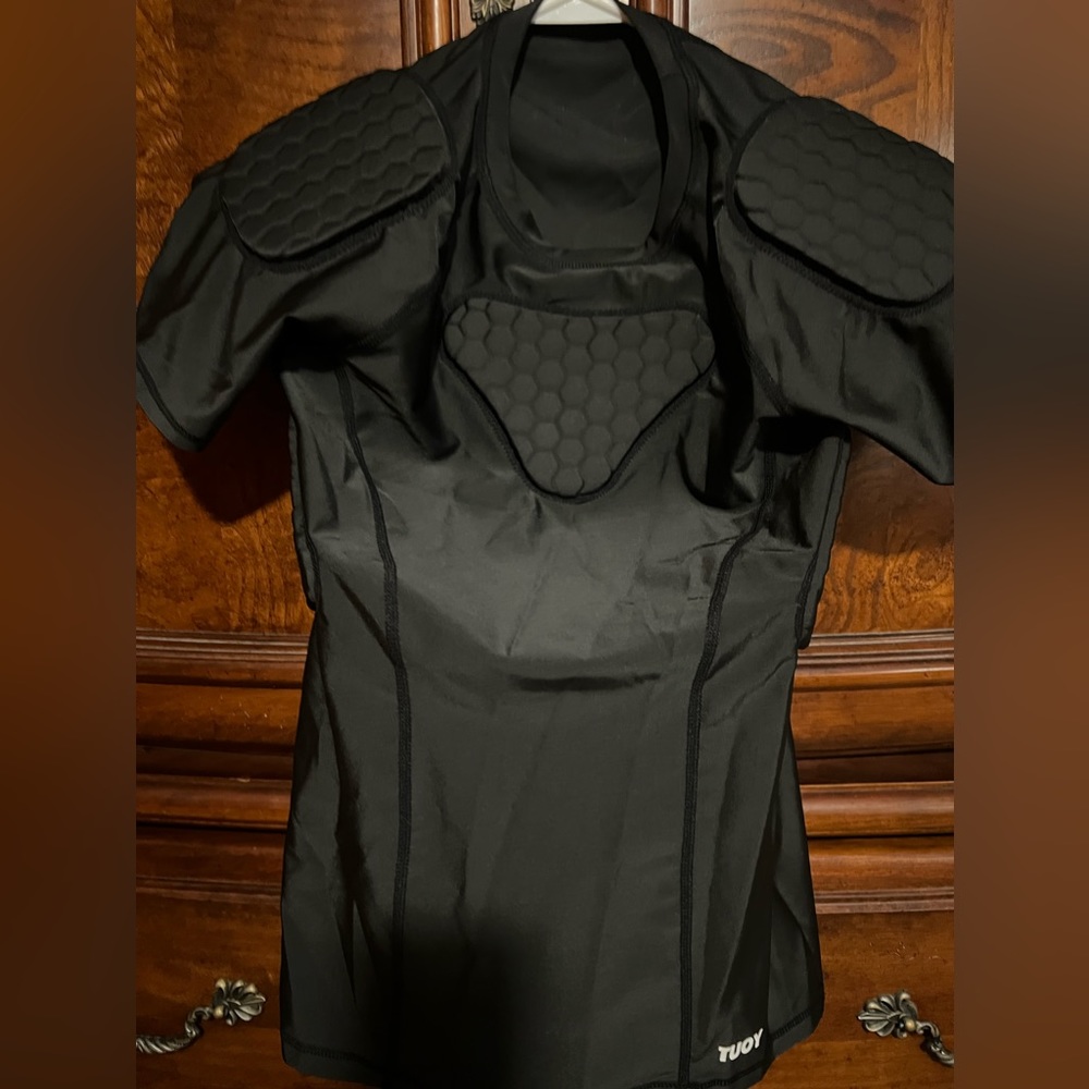 Sports padded under shirt. Black.